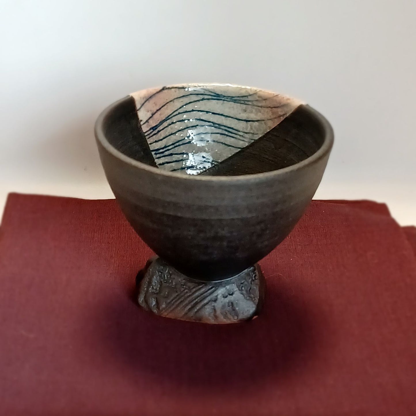 Hagi Ware Guinomi Sake Cup by Atsuyuki Ueda, Somezogan Wave Motif, D 7 cm
