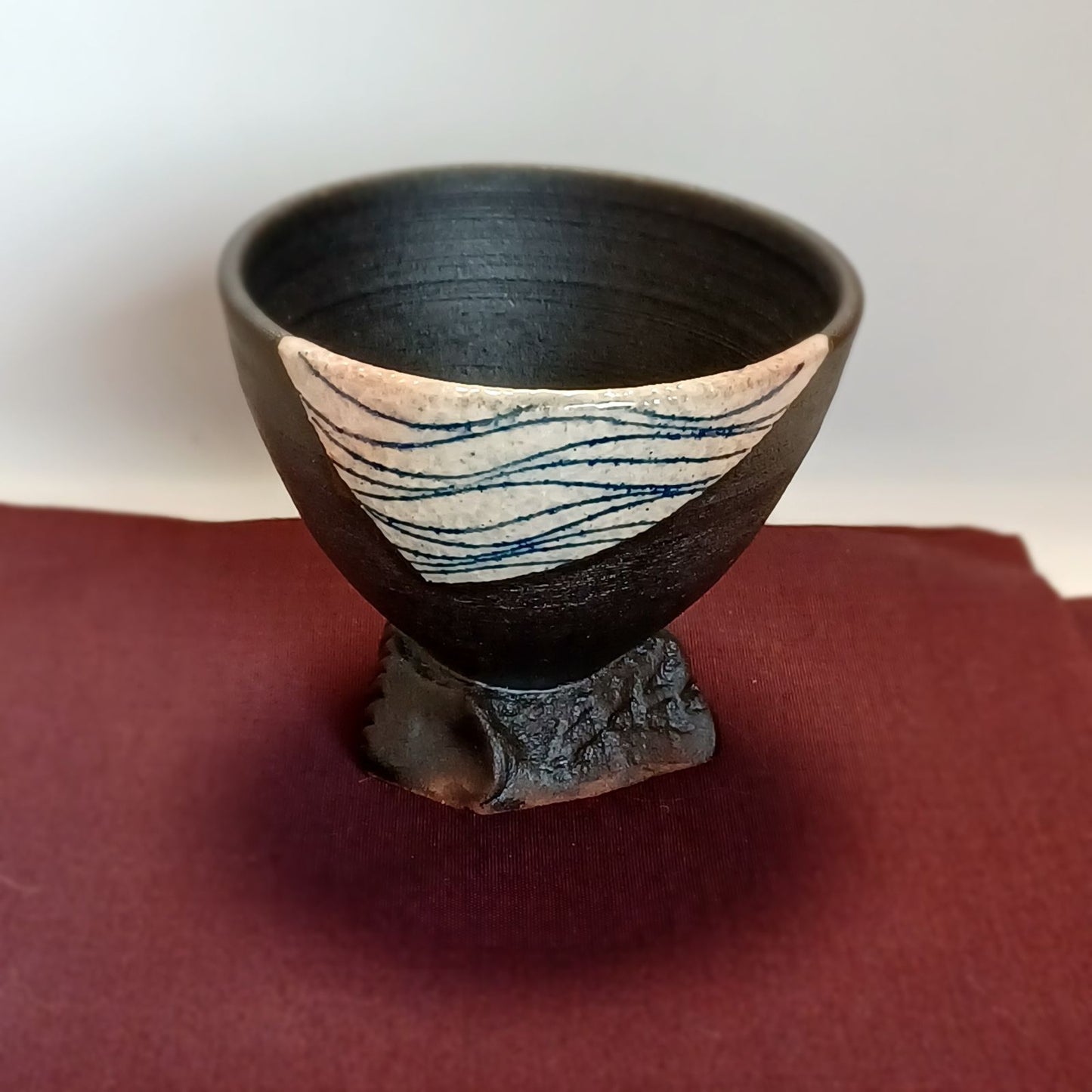 Hagi Ware Guinomi Sake Cup by Atsuyuki Ueda, Somezogan Wave Motif, D 7 cm