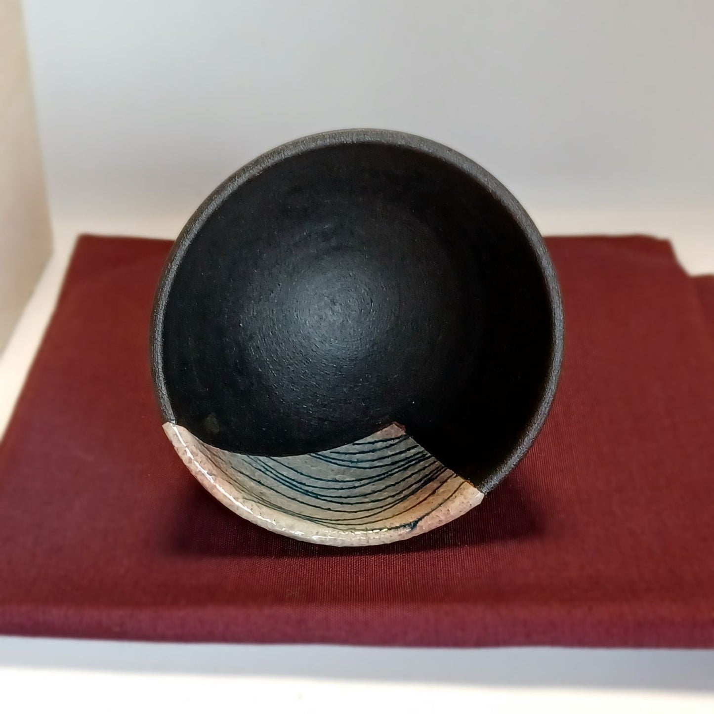 Hagi Ware Guinomi Sake Cup by Atsuyuki Ueda, Somezogan Wave Motif, D 7 cm
