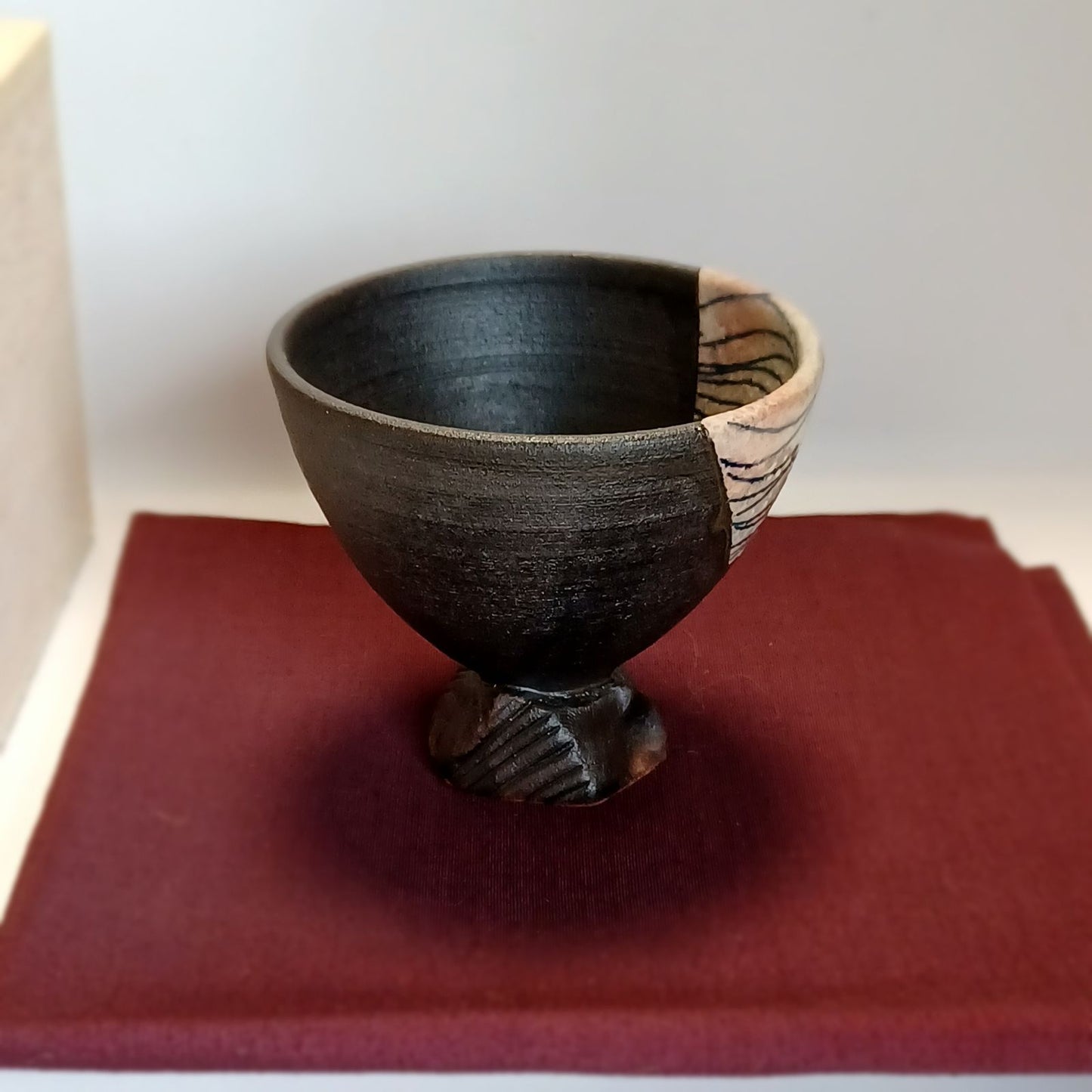 Hagi Ware Guinomi Sake Cup by Atsuyuki Ueda, Somezogan Wave Motif, D 7 cm