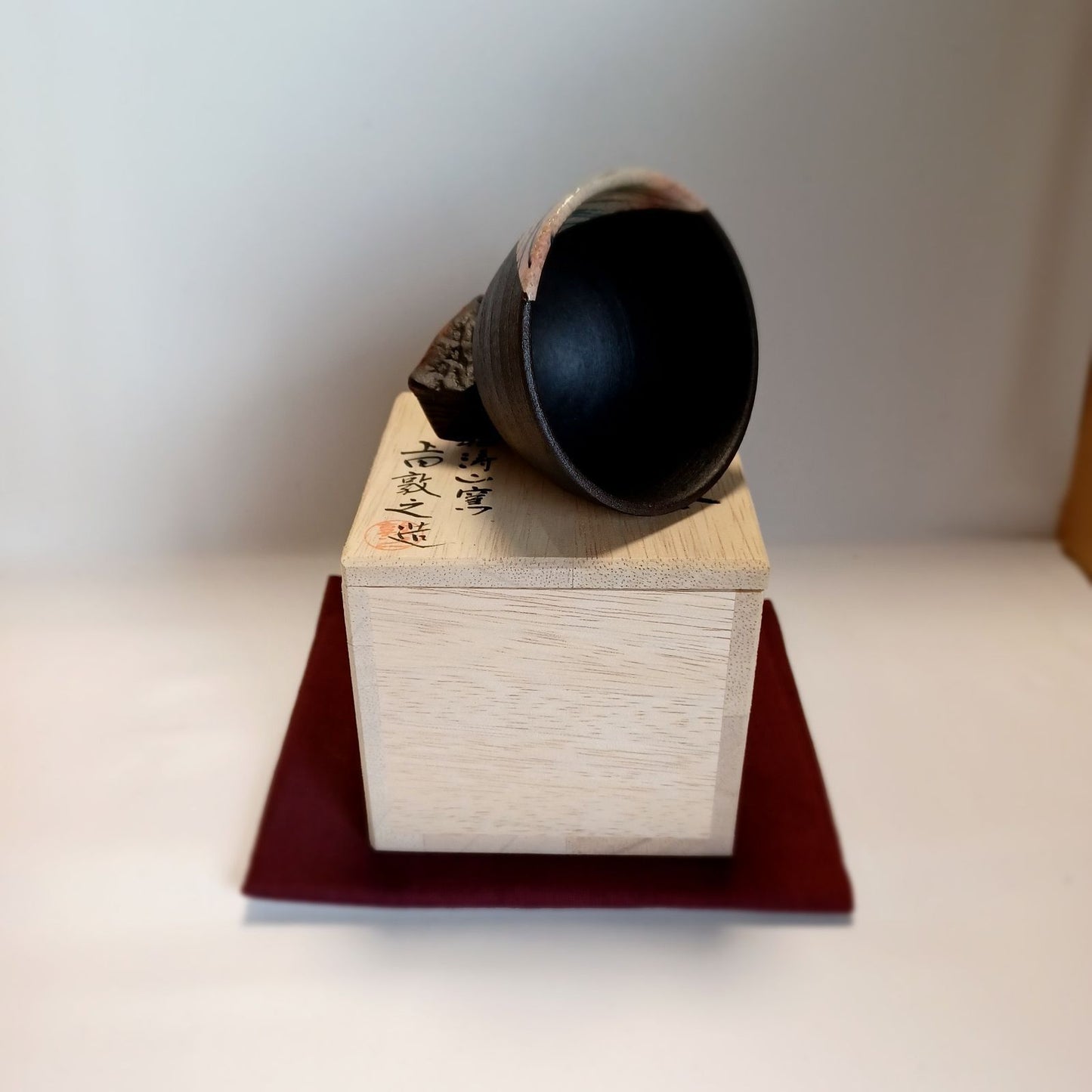 Hagi Ware Guinomi Sake Cup by Atsuyuki Ueda, Somezogan Wave Motif, D 7 cm