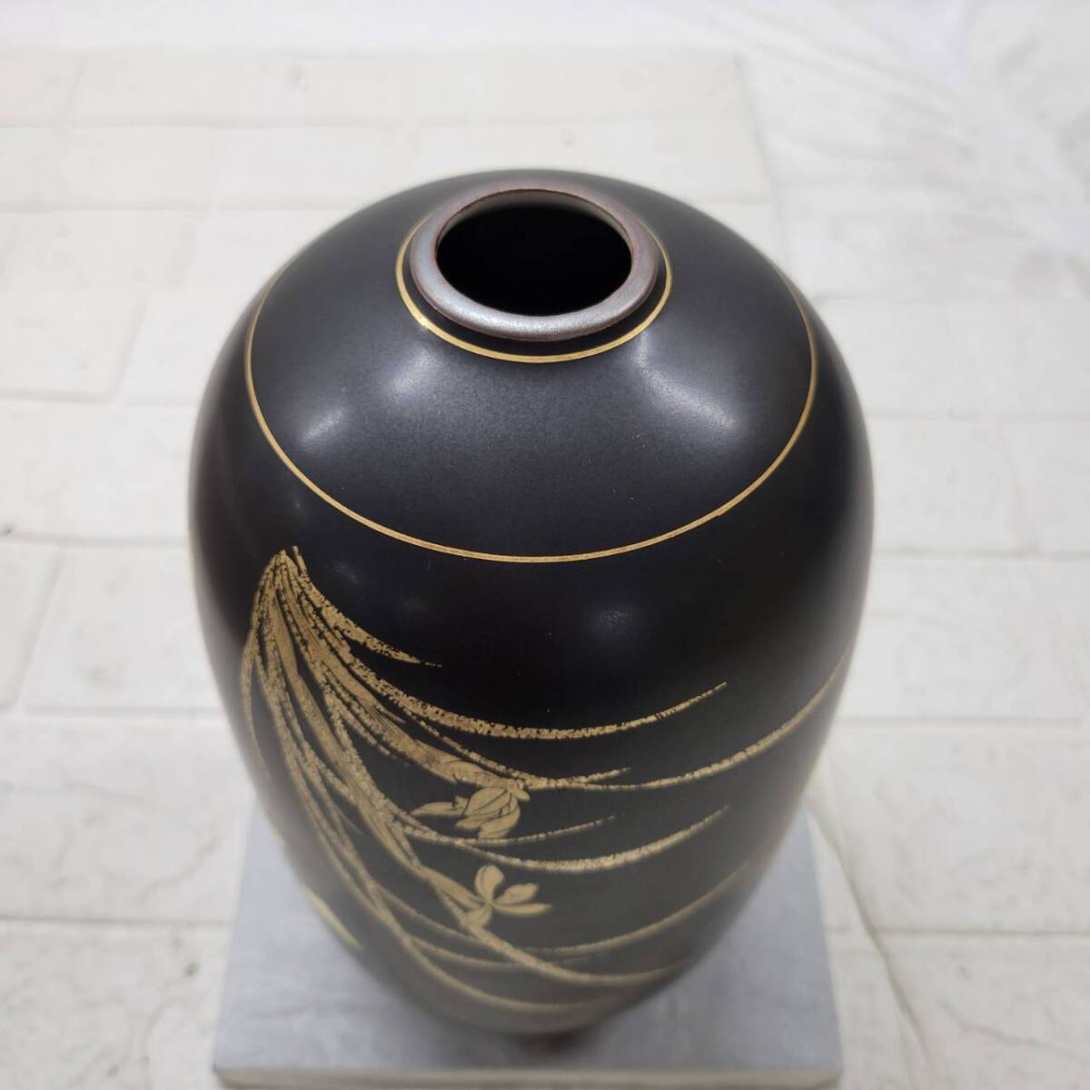 Kutani-yaki Porcelain Flower Vase Size 8 with Gold Orchid Design and Stand