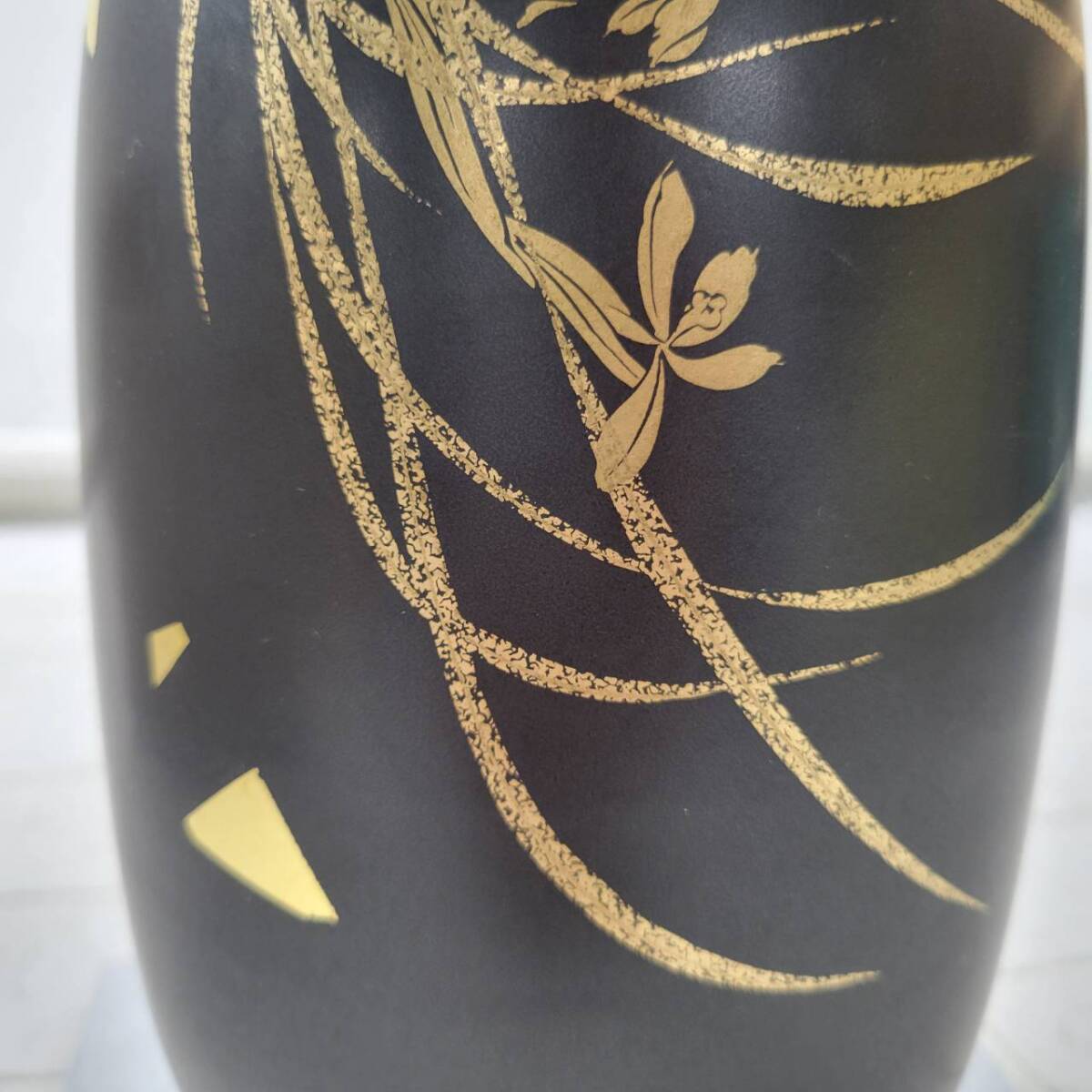Kutani-yaki Porcelain Flower Vase Size 8 with Gold Orchid Design and Stand