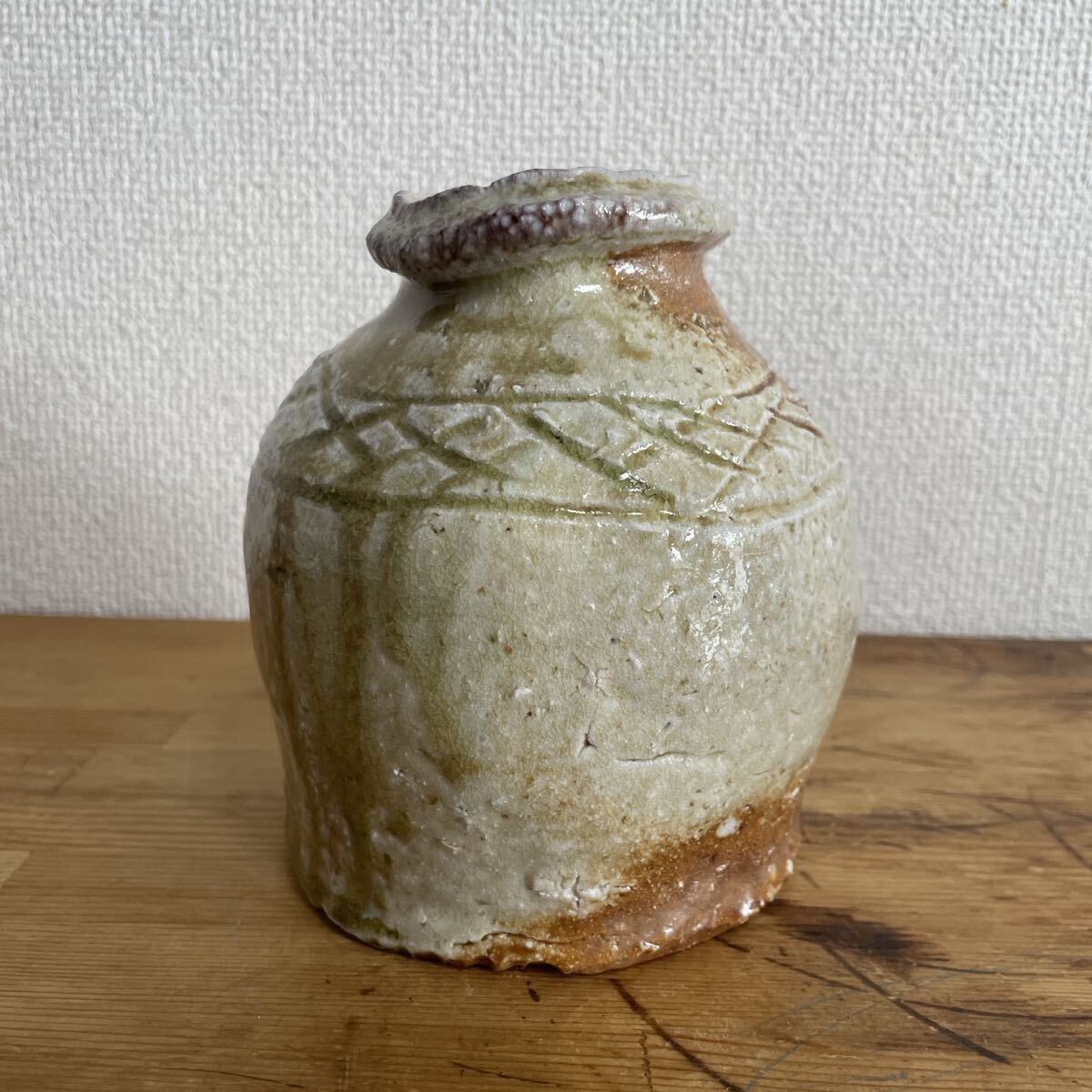 Sugimoto Sadamitsu Shigaraki Uzukumaru Hanging Vase, Teragaito Kiln, Signed Box