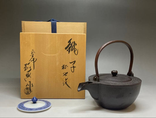 Takahashi Keiten Iron Kettle Choshi with Pine Motif (Matsu Jimon), Henyo-tsuki, Tomobako