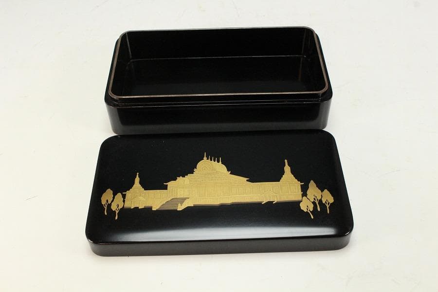 Zohiko Lacquer Lidded Box with Pavilion Maki-e Design, with Box