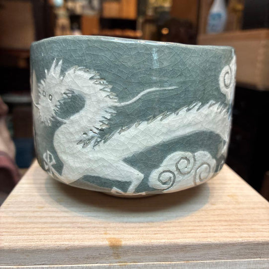 7th Kawasaki Waraku Chawan Tea Bowl Ash Glaze Cloud Dragon with Tomobako