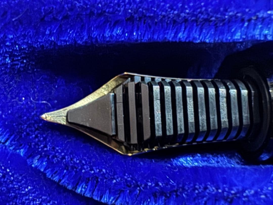 Sailor Profit Jr. Fountain Pen Takashimaya Special Order 14K M Nib Maki-e Rose
