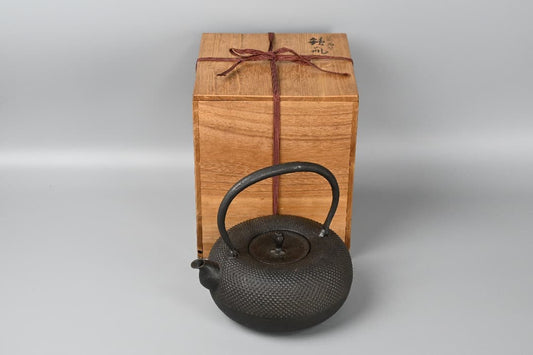 Kamasada Studio Nambu Tekki Tetsubin Kettle Arare Pattern Cast Iron 1400ml Signed