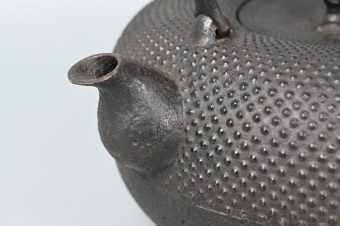 Kamasada Studio Nambu Tekki Tetsubin Kettle Arare Pattern Cast Iron 1400ml Signed