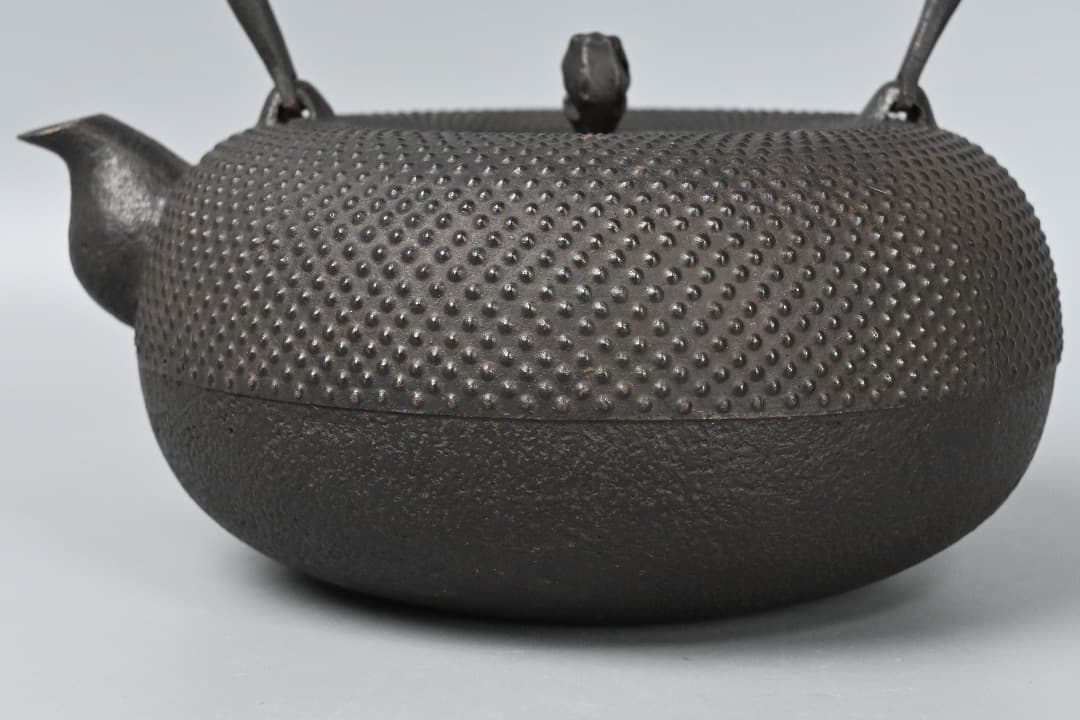 Kamasada Studio Nambu Tekki Tetsubin Kettle Arare Pattern Cast Iron 1400ml Signed