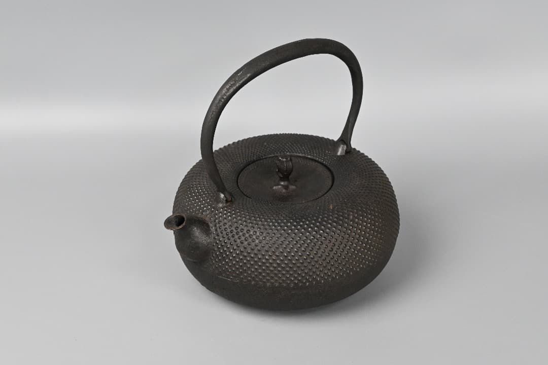 Kamasada Studio Nambu Tekki Tetsubin Kettle Arare Pattern Cast Iron 1400ml Signed