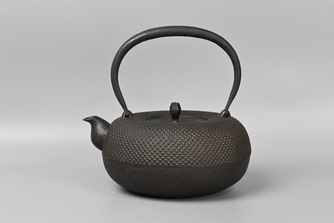 Kamasada Studio Nambu Tekki Tetsubin Kettle Arare Pattern Cast Iron 1400ml Signed