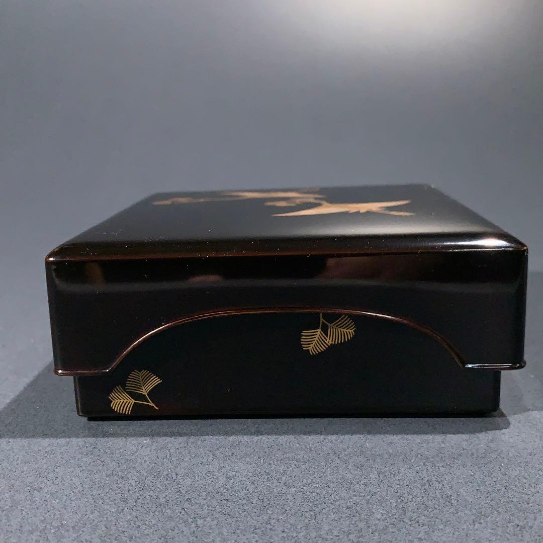 Lacquer Small Box Matsukui-zuru Crane Raden Inlay and Gold Maki-e, Kyoto