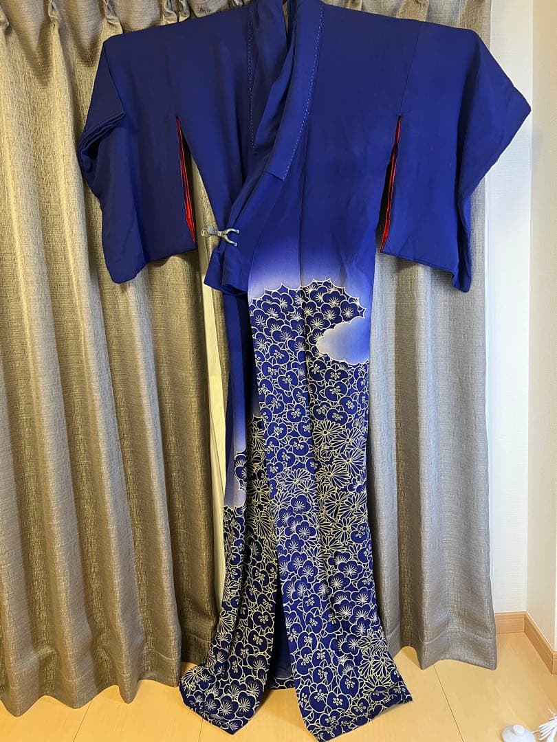 Ohikizuri Geisha Kimono Silk with Chrysanthemum Floral, Three Crests, c.1945