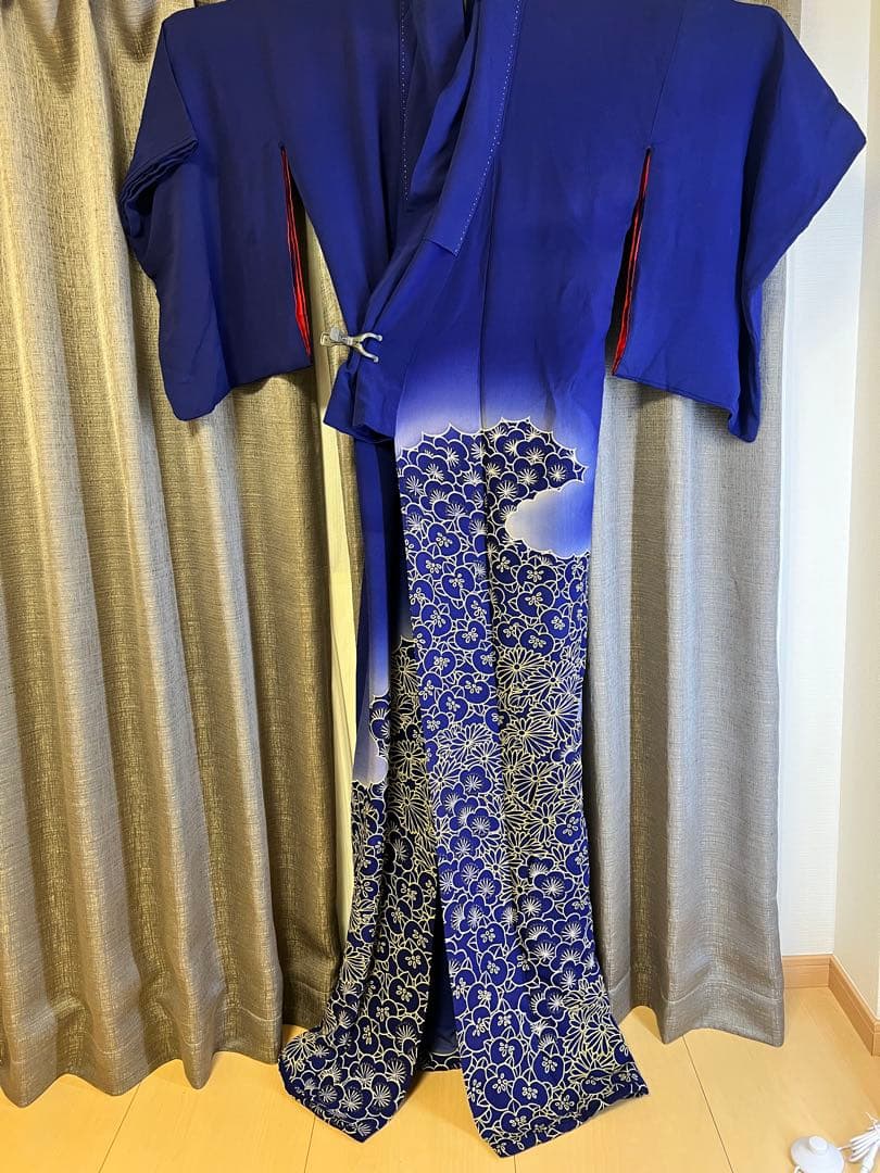 Ohikizuri Geisha Kimono Silk with Chrysanthemum Floral, Three Crests, c.1945