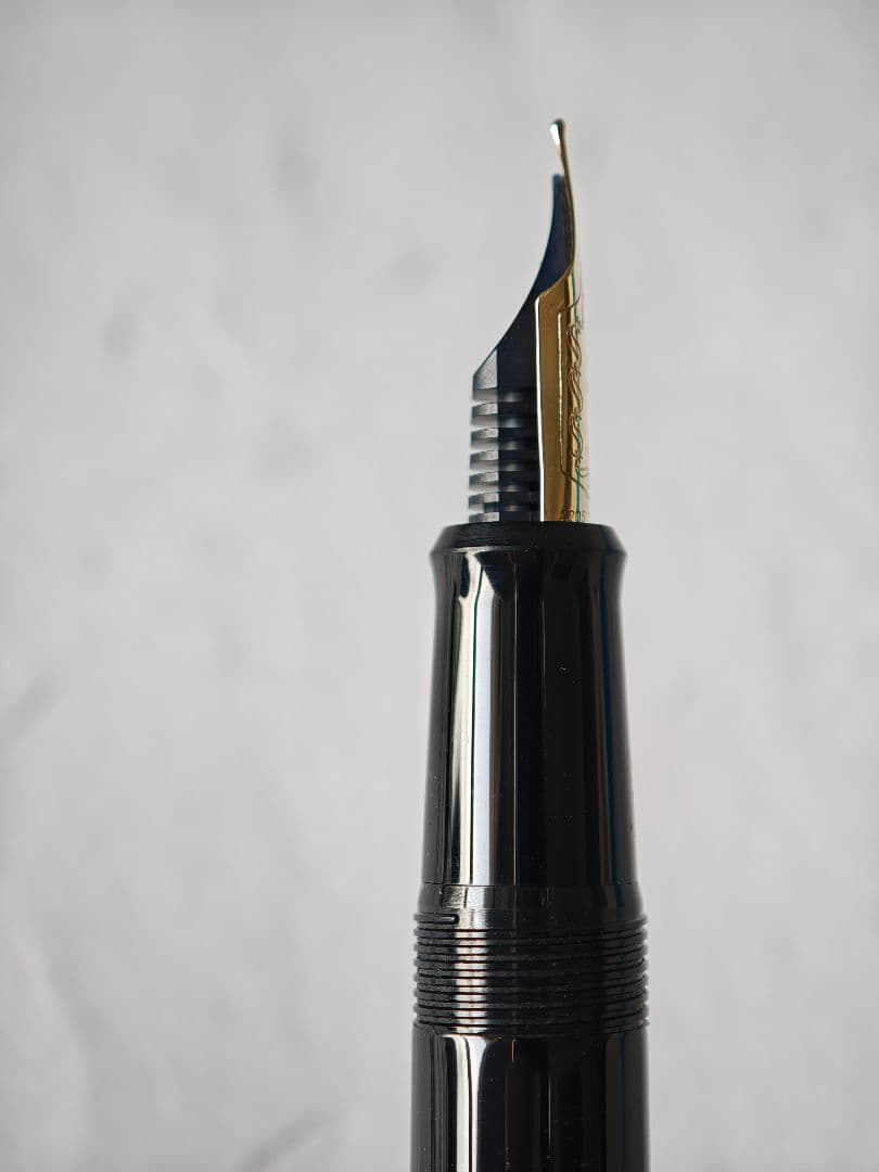 Pilot Custom 742 Fountain Pen Crane Maki-e 14K Nib Medium (M)