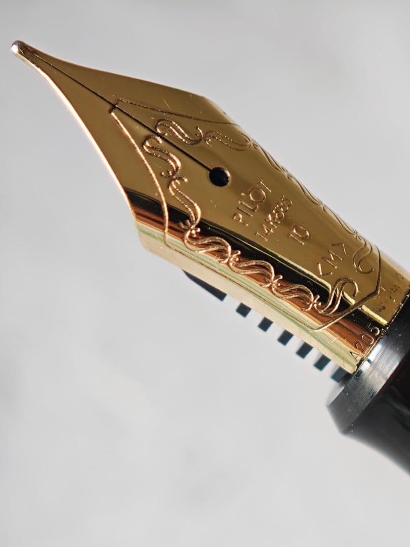 Pilot Custom 742 Fountain Pen Crane Maki-e 14K Nib Medium (M)