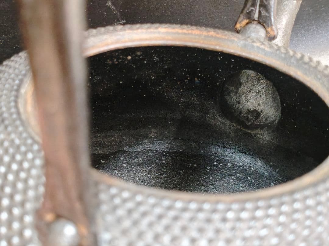 Oikawa Hitoshi (Seiho) Bunshudo Nambu Tekki Iron Kettle, Cast Iron, Arare Pattern, Boxed