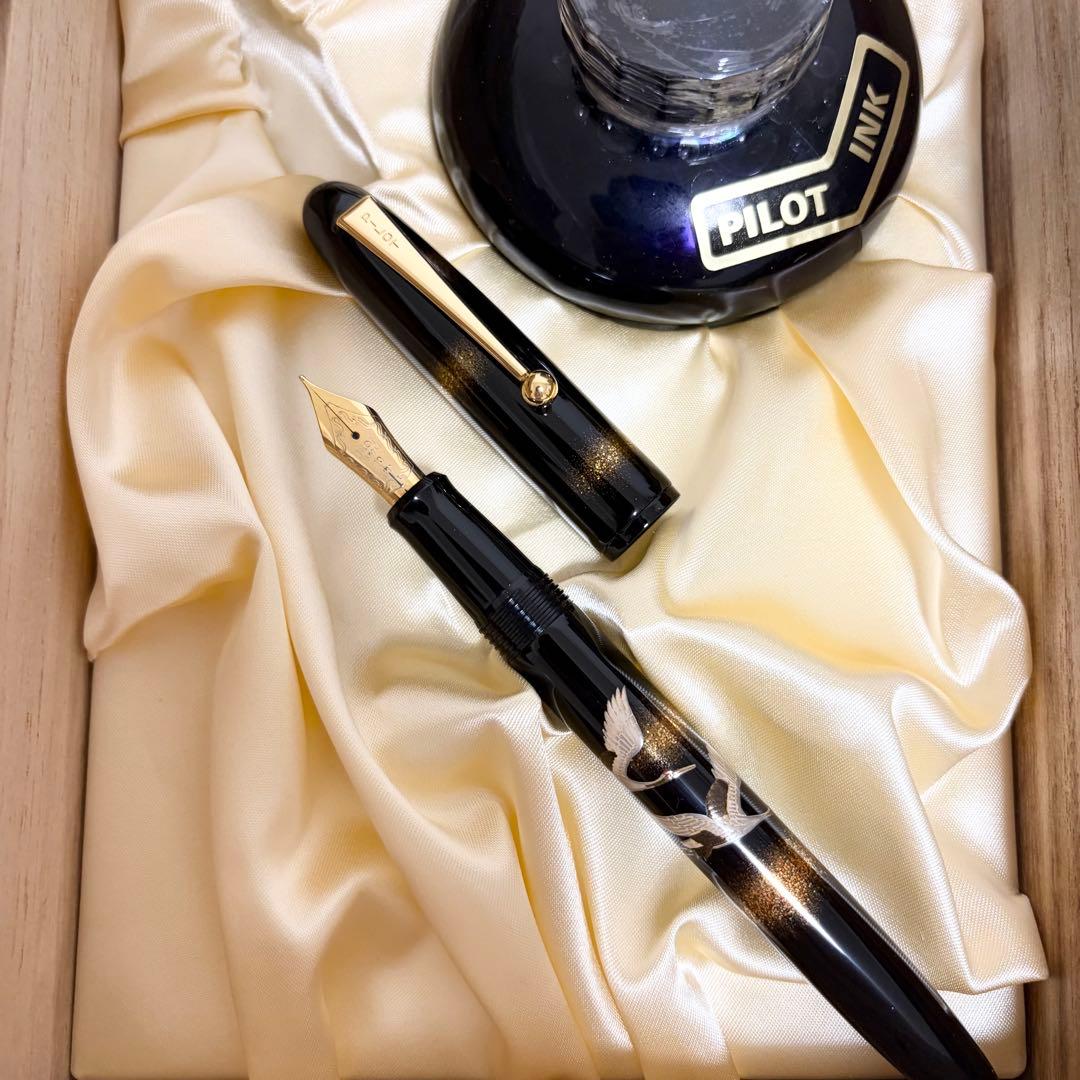 Pilot Maki-e Fountain Pen with Crane Design by Michifumi Itaya, 18K Nib