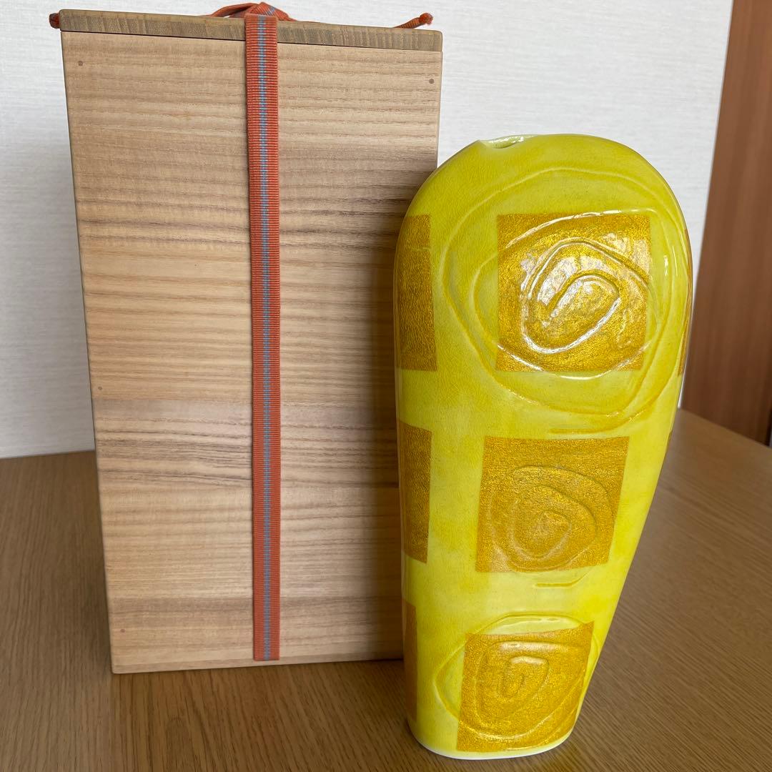 Ono Jiro Kozan-gama Yurihikinsai Gold-Glazed Flattened Vase Hako with Box