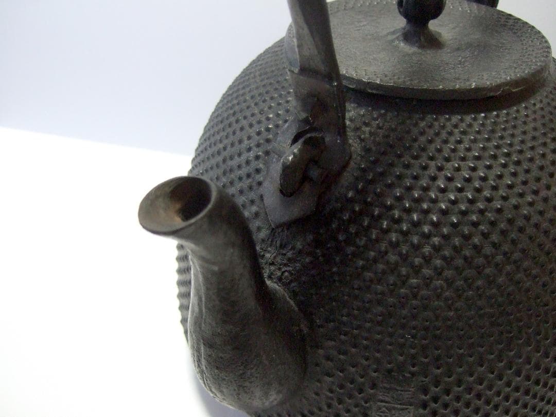 Nambu Gasen Tetsubin Cast Iron Kettle Arare Pattern Oni-men Handle Signed
