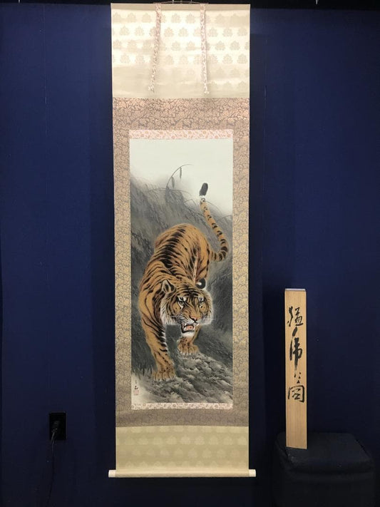 Juseki Hanging Scroll Fierce Tiger, Hand-Painted on Silk, Paulownia Box, 188 cm x 59 cm