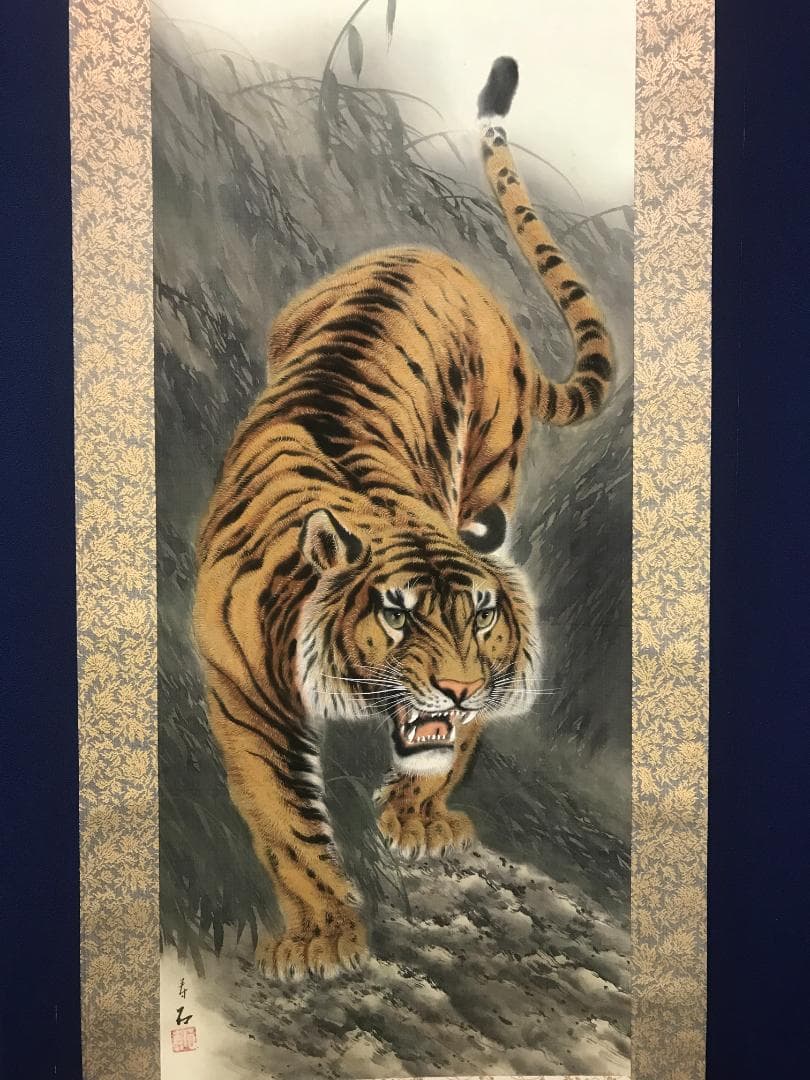 Juseki Hanging Scroll Fierce Tiger, Hand-Painted on Silk, Paulownia Box, 188 cm x 59 cm