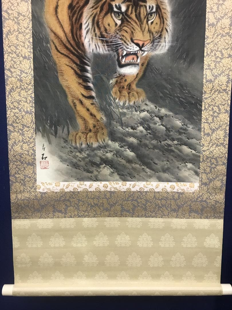 Juseki Hanging Scroll Fierce Tiger, Hand-Painted on Silk, Paulownia Box, 188 cm x 59 cm