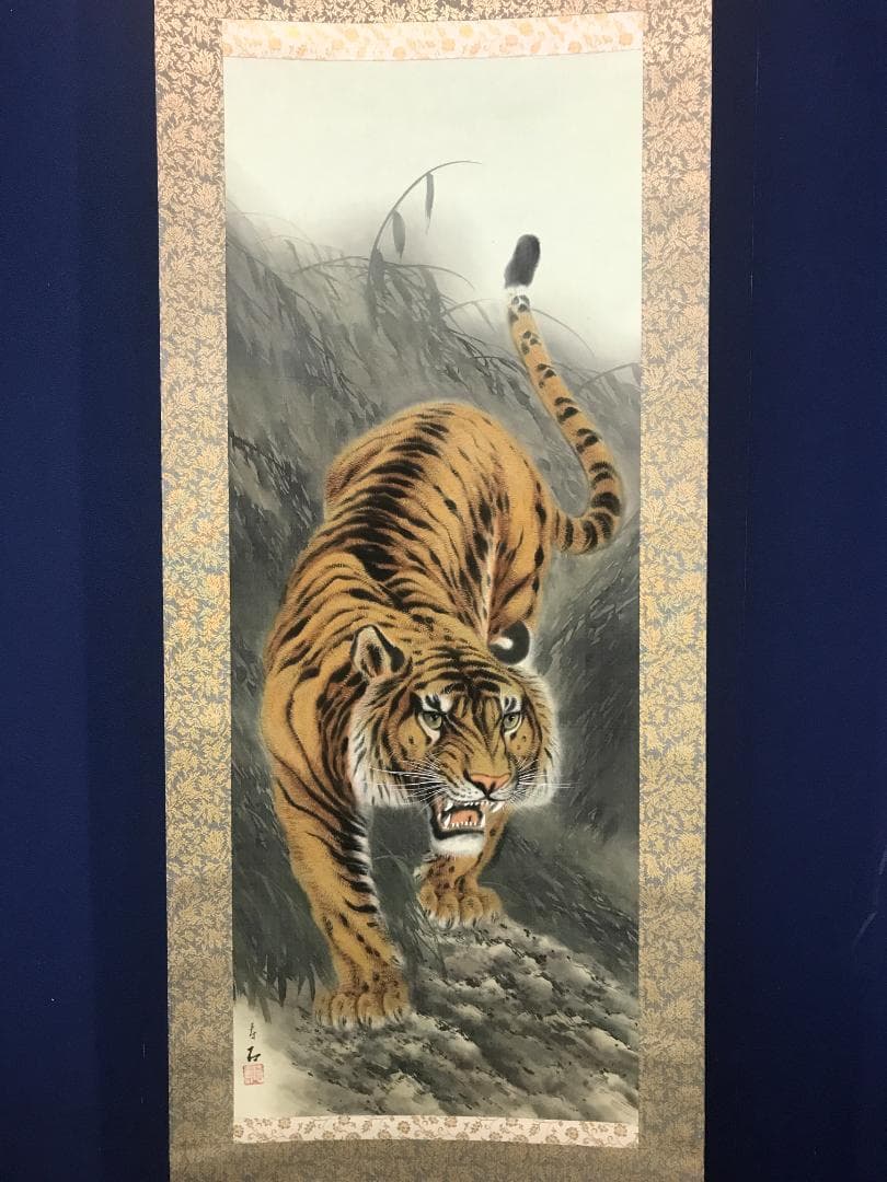 Juseki Hanging Scroll Fierce Tiger, Hand-Painted on Silk, Paulownia Box, 188 cm x 59 cm