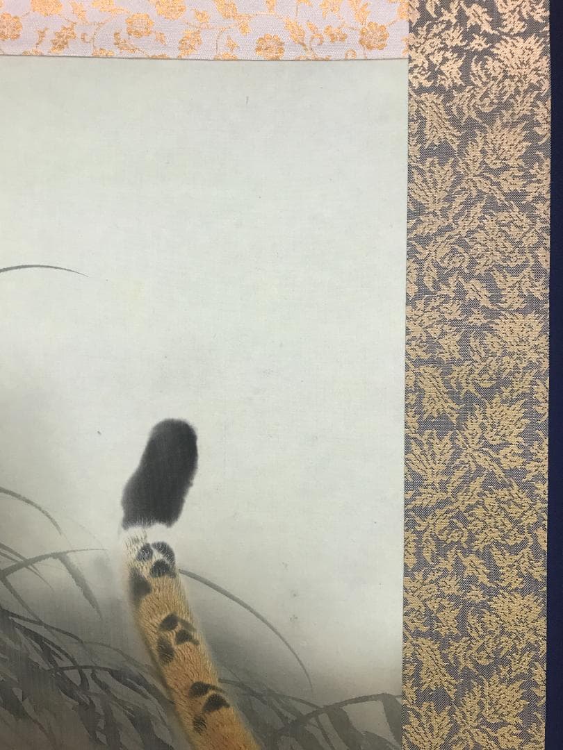 Juseki Hanging Scroll Fierce Tiger, Hand-Painted on Silk, Paulownia Box, 188 cm x 59 cm