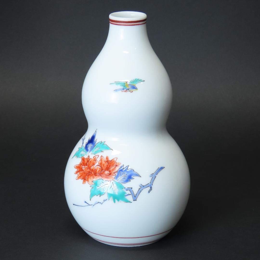 13th Sakaida Kakiemon Gourd-Shaped Vase Porcelain with Peony Design, with Tomobako