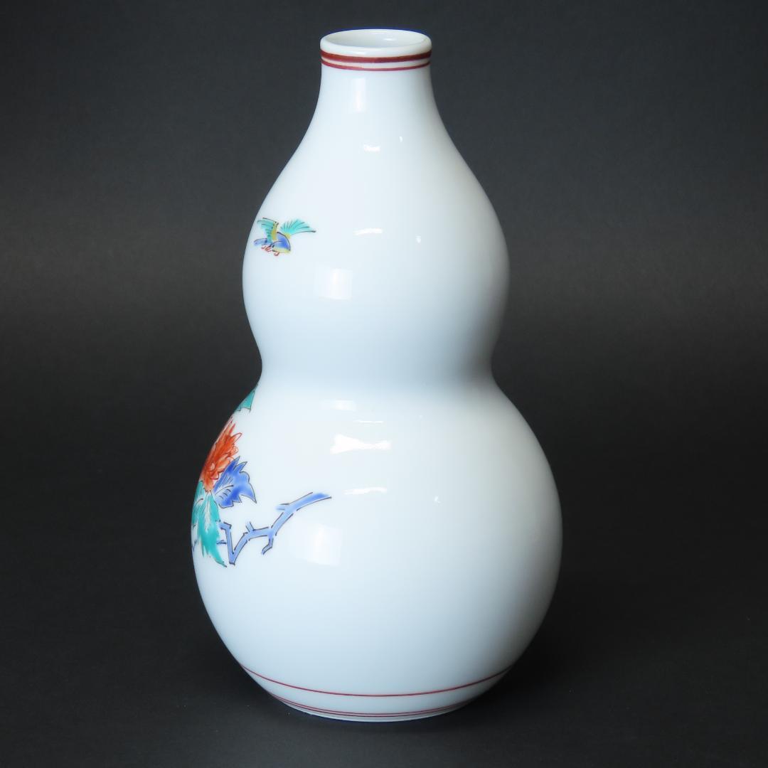 13th Sakaida Kakiemon Gourd-Shaped Vase Porcelain with Peony Design, with Tomobako
