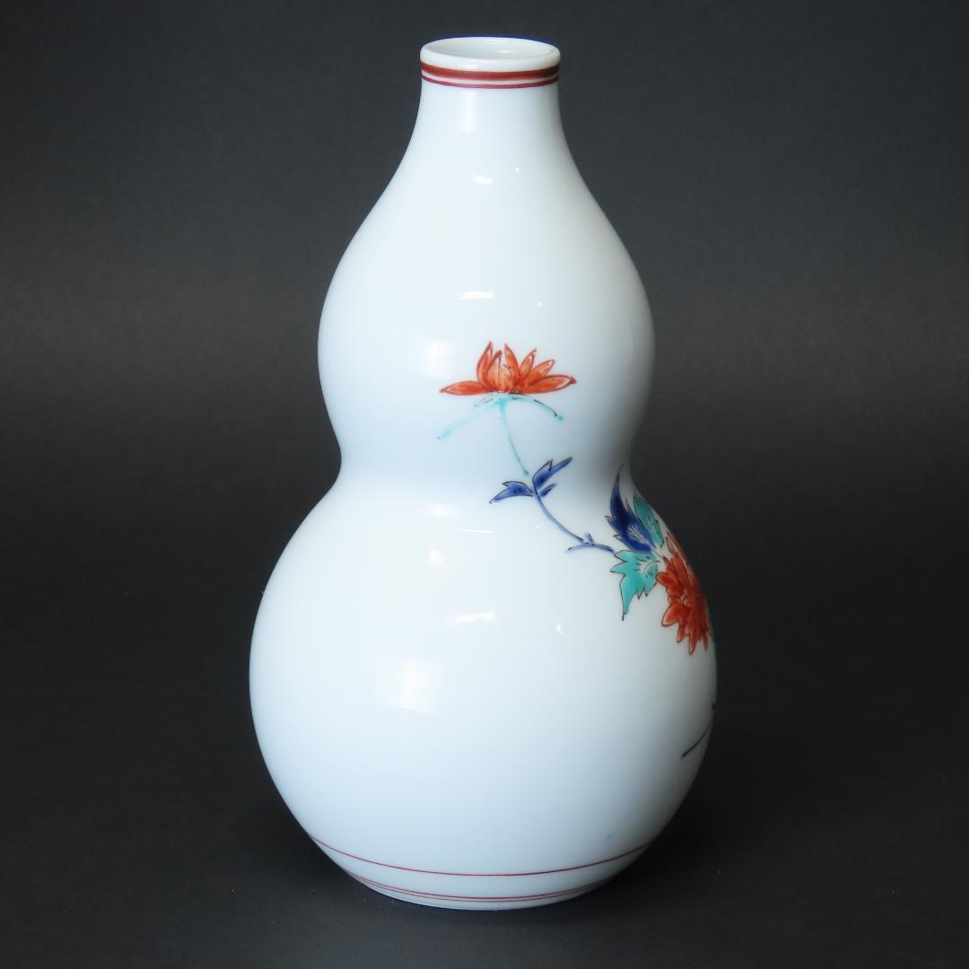 13th Sakaida Kakiemon Gourd-Shaped Vase Porcelain with Peony Design, with Tomobako
