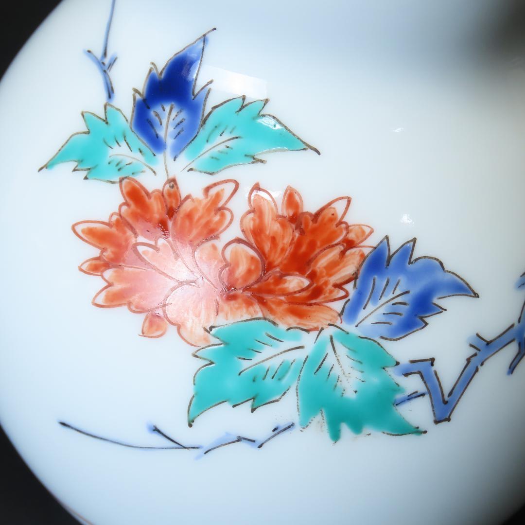 13th Sakaida Kakiemon Gourd-Shaped Vase Porcelain with Peony Design, with Tomobako