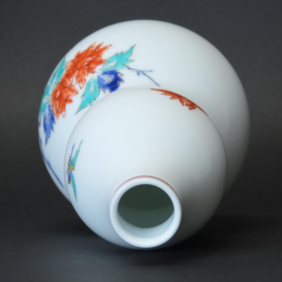 13th Sakaida Kakiemon Gourd-Shaped Vase Porcelain with Peony Design, with Tomobako