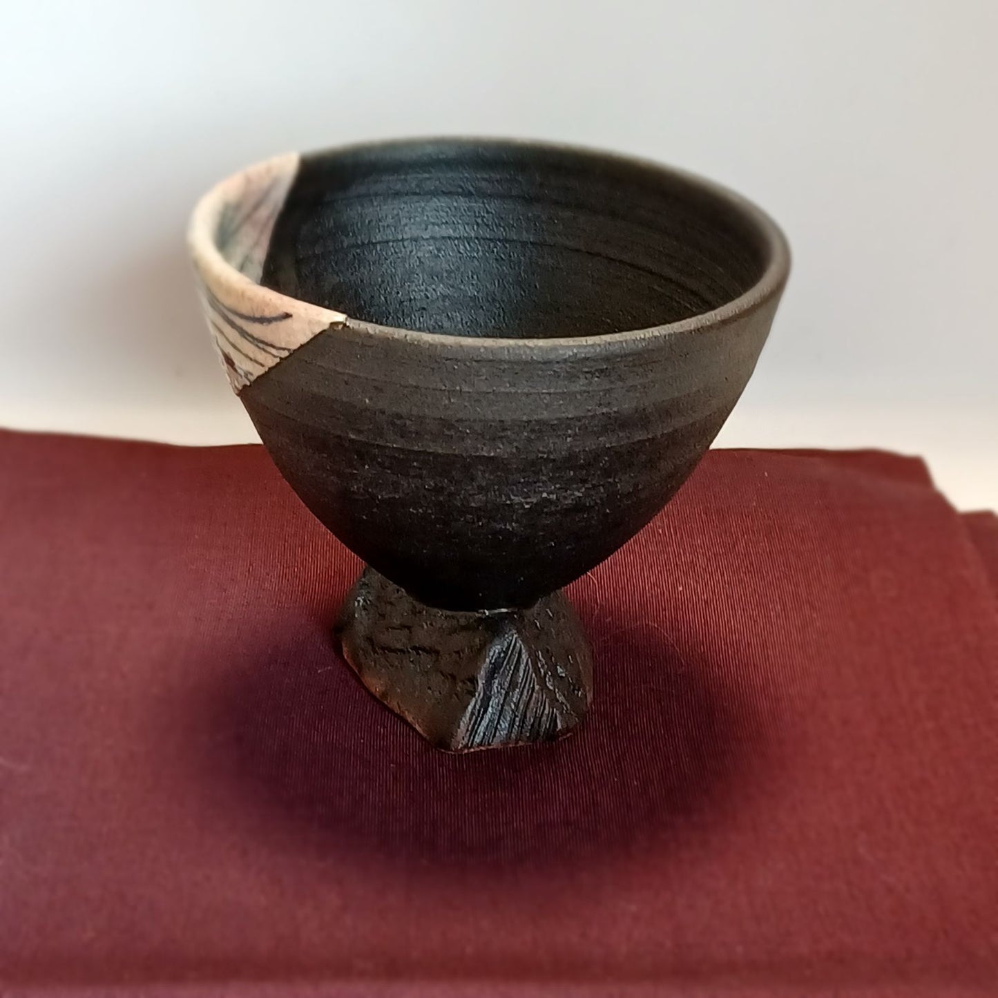 Hagi Ware Guinomi Sake Cup by Atsuyuki Ueda, Somezogan Wave Motif, D 7 cm