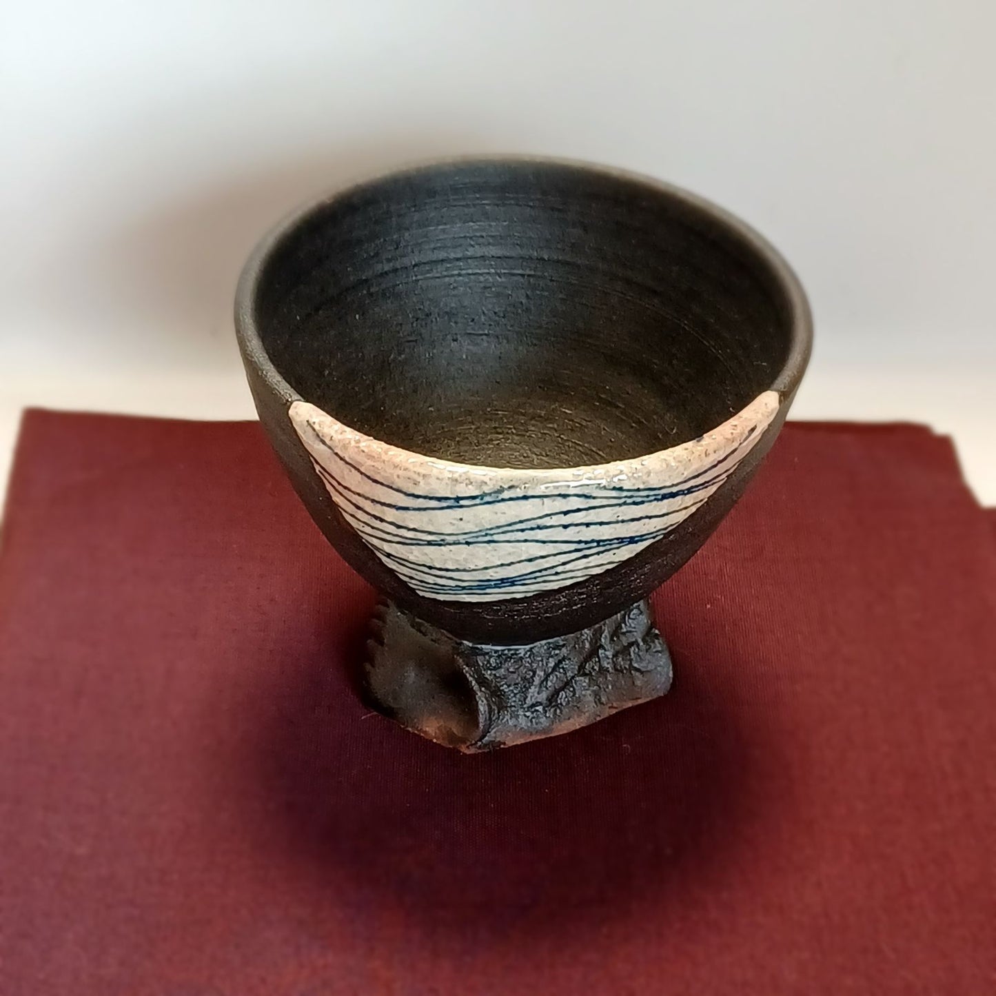 Hagi Ware Guinomi Sake Cup by Atsuyuki Ueda, Somezogan Wave Motif, D 7 cm